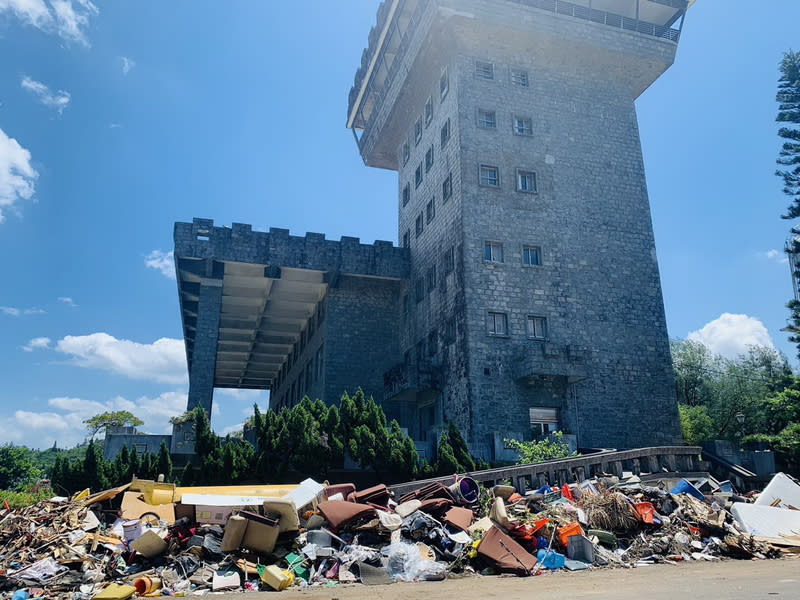 金山青年活動中心垃圾堆積（1） 國民黨新北市議員白珮茹26日指原救國團金山青年活 動中心被收回後未受到妥善管理，當地堆滿垃圾，知 名地標「光復樓」已成蚊子館，求市府應重新活化善 用。 （白珮茹辦公室提供） 中央社記者黃旭昇新北市傳真  112年10月26日 