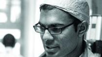 <p>Als Paul Kalanithi 36 Jahre alt ist, erhält er die Schockdiagnose Lungenkrebs. Doch anstatt sich zu verkriechen, beginnt der Arzt aus den USA ein Buch zu schreiben. Darin geht es um Leben, Leiden, Liebe, Tod - die ewigen Themen der Menschheit. "Bevor ich jetzt gehe" wurde zu einem internationalen Bestseller. Und das völlig zu Recht. <a rel="nofollow" href="https://de.nachrichten.yahoo.com/bevor-gehe-junger-arzt-schreibt-110002641.html" data-ylk="slk:Hier lesen Sie die Nachricht.;elm:context_link;itc:0;sec:content-canvas;outcm:mb_qualified_link;_E:mb_qualified_link;ct:story;" class="link  yahoo-link">Hier lesen Sie die Nachricht.</a> </p>