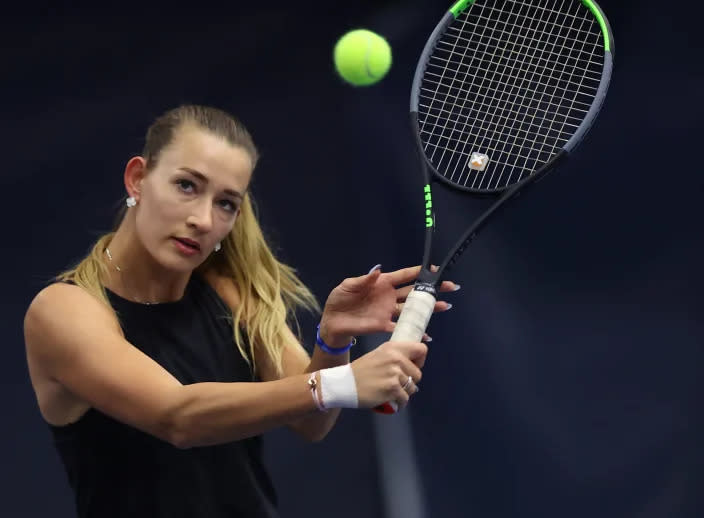 Yana Sizikova plays tennis