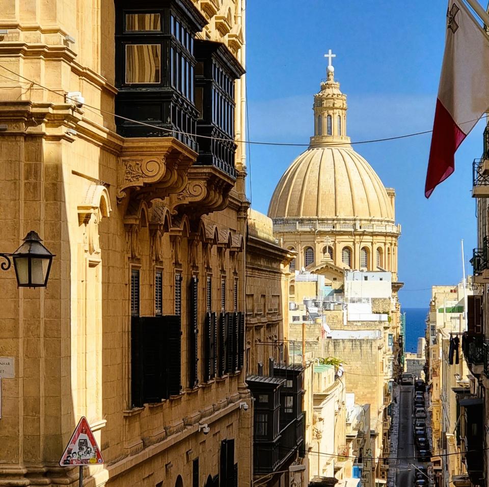 Carmelite Dome, Valletta street