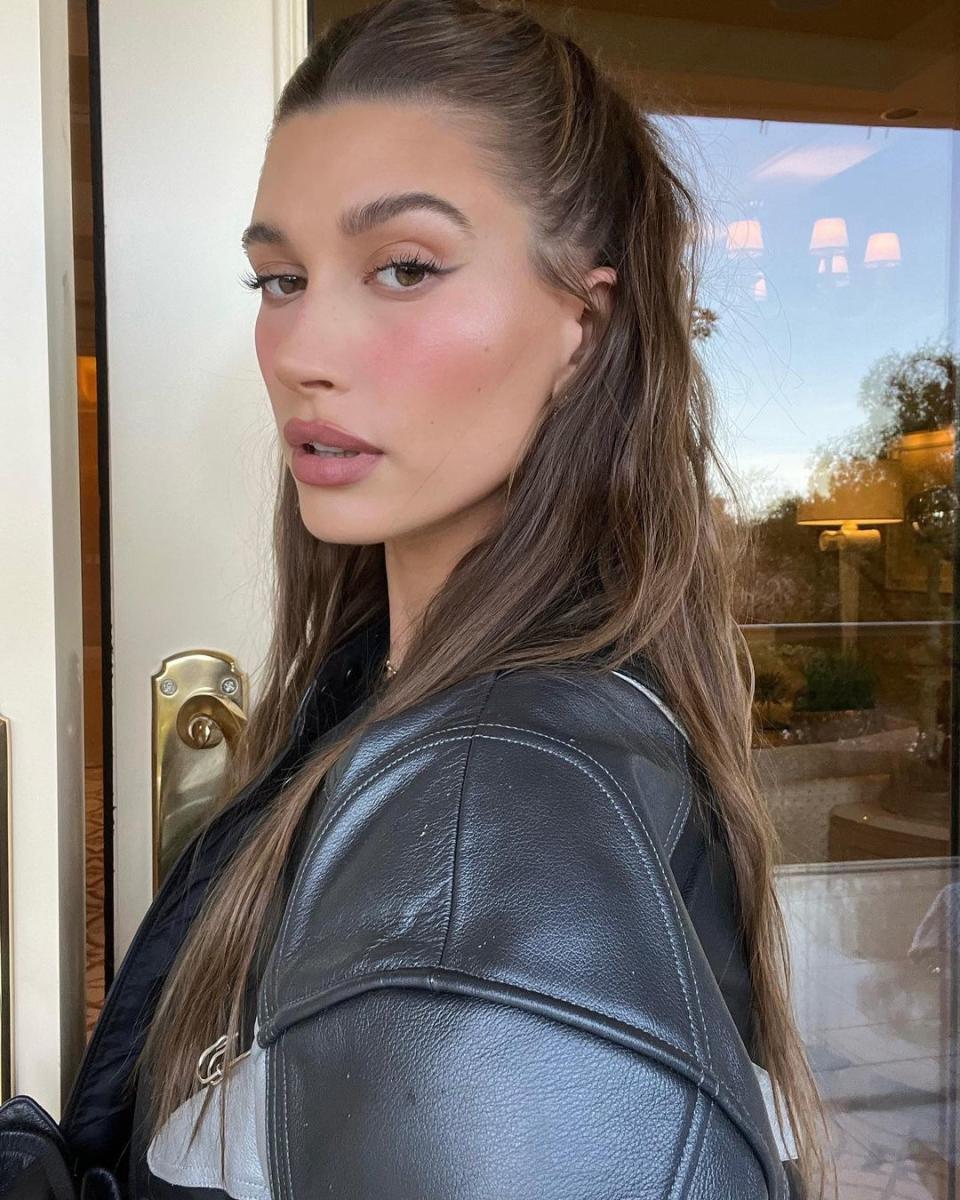 <h1 class="title">Natural Wedding Makeup Trends - Sweet and Blushy</h1><cite class="credit">Instagram/@haileybieber</cite>