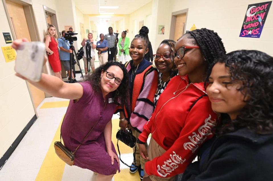 CMS board chair Elyse Dashew, left, takes a selfie with seventh grade students Malayah Davis, school board member Lenora Shipp, Falicia Evans and Melany Al Cantara at Ranson Middle School on Monday, August 28, 2023. Monday was the first day back to school for students. The students had helped guide Dashew, Shipp and CMS superintendent Crystal Hill while they were on campus. JEFF SINER/jsiner@charlotteobserver.com