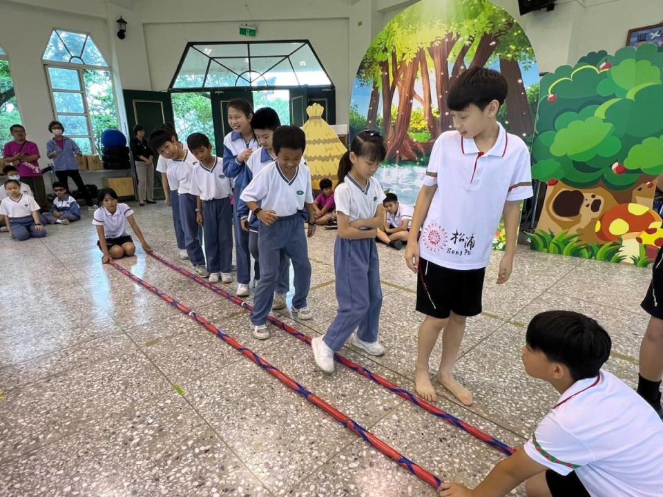 松浦國小學生帶著慈小學生一起體驗竹竿舞