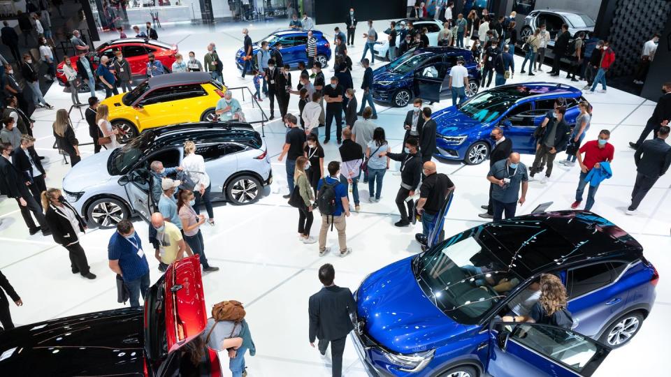 Messebesucher während der Internationalen Automobil-Ausstellung am Stand von Renault.
