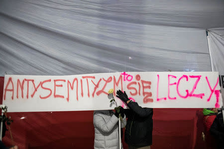 Protesters hold banner reading "Anti-semitism is treatable" during a counter-demonstration against a far-right rally in support of the Holocaust bill in front of the Presidential Palace in Warsaw, Poland February 5, 2018. Agencja Gazeta/Dawid Zuchowicz via REUTERS