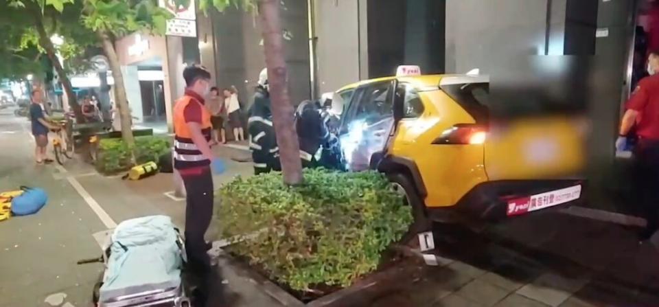 消防隊員救援受困車內的計程車駕駛。翻攝自記者爆料網