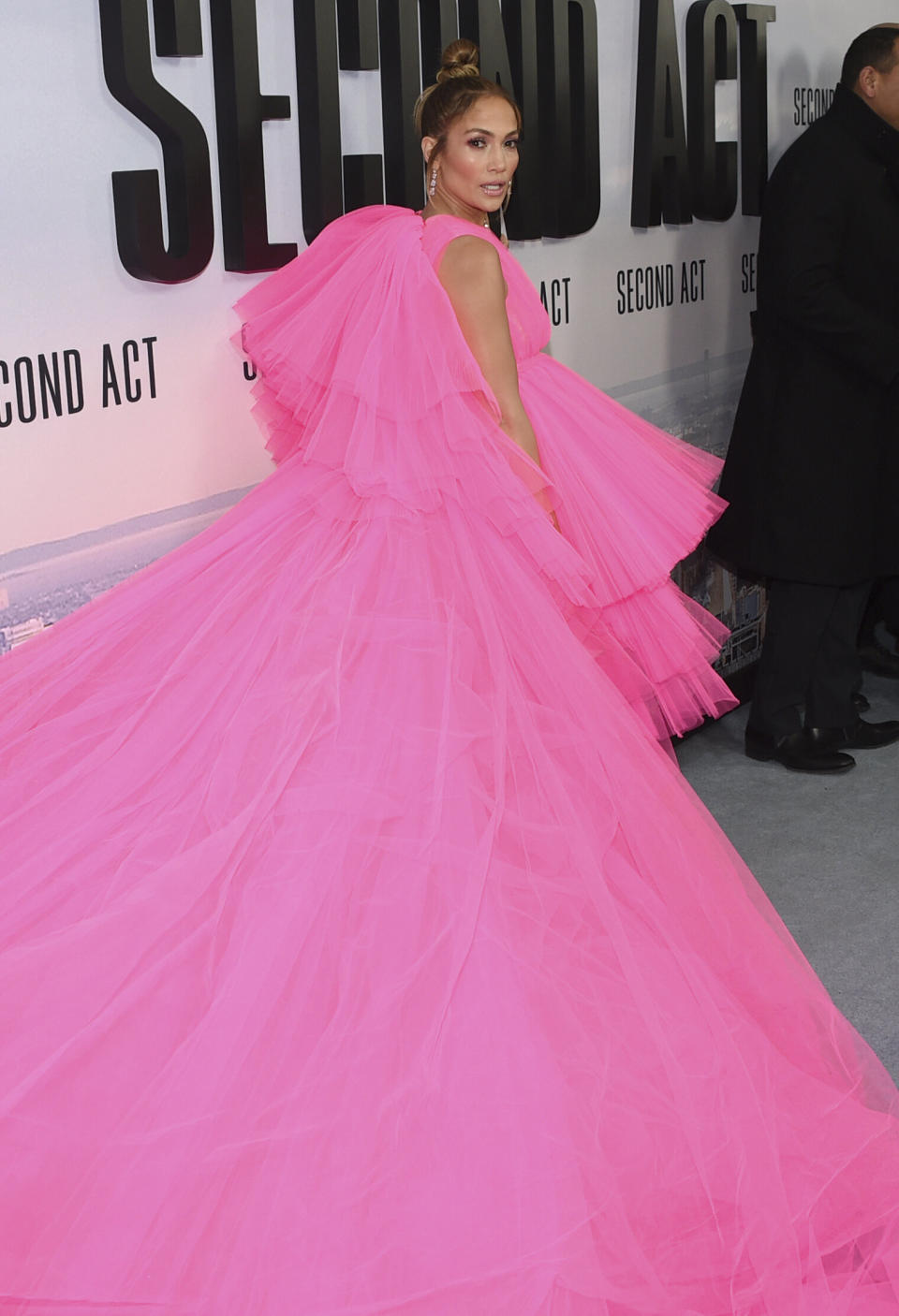 Jennifer Lopez se animó por un vestido neón en el estreno de "Second Act". Foto: Evan Agostini/Invision/AP