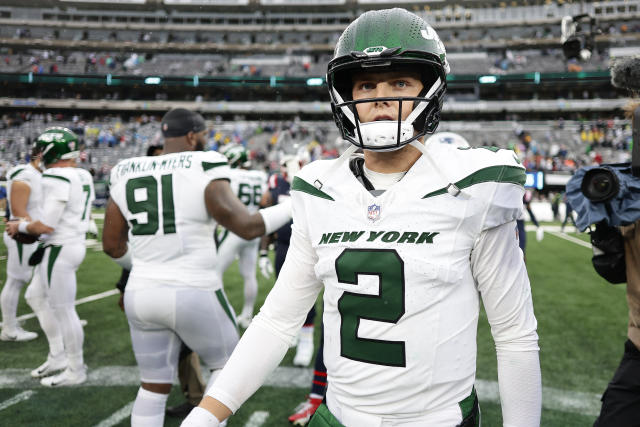 New York Jets quarterback Zach Wilson (2) talks to his offensive line  between downs against the New England Patriots during an NFL football game,  Sunday, Sept. 24, 2023, in East Rutherford, N.J. (