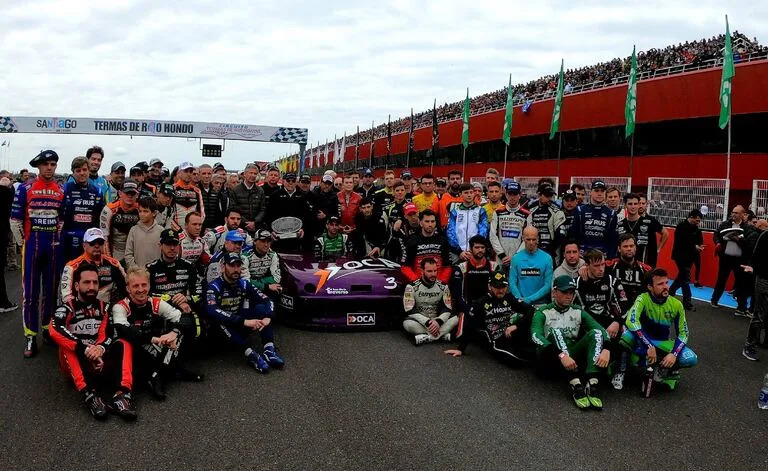 El homenaje de los pilotos y autoridades del Turismo Carretera a Juan María Traverso en el circuito de Termas de Río Hondo; el Flaco ganó seis títulos en la categoría: tres con Ford y tres con Chevrolet