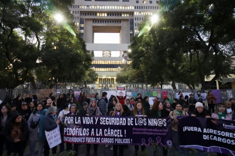 Mujeres protestan frente al Congreso Nacional durante una manifestación contra el senador Javier Macaya del partido Unión Demócrata Independiente, cuyo padre fue condenado por abuso sexual infantil en Valparaíso, Chile, el 24 de julio de 2024. (FRANCESCO DEGASPERI)