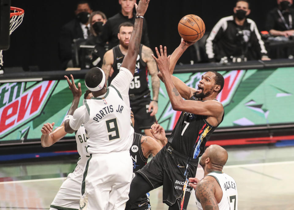 Kevin Durant shoots over Bobby Portis.