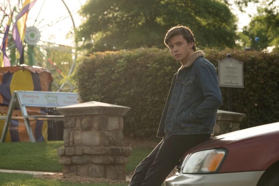 Wurde auch Zeit: Mit "Love, Simon" kam 2018 die erste schwule Teenie-Komödie eines großen Filmstudios in die Kinos. Der herzerwärmende Film erzählt die Geschichten des Highschool-Schülers Simon (Nick Robinson), der nicht nur mit seiner eigenen Sexualität klarkommen muss, sondern auch auf der Suche nach der großen Liebe ist - bezauberndes Happy End inklusive. Mittlerweile spinnt die Serie "Love, Victor" die Geschichte weiter. (Bild: Twentieth Century Fox)