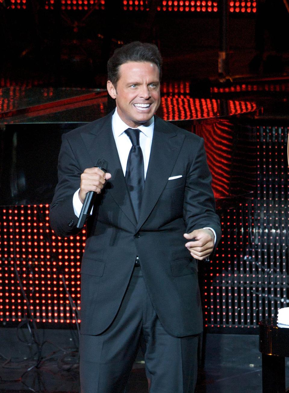 GUADALAJARA, MEXICO - 12 DE FEBRERO:  Luis Miguel durante su concierto en el Auditorio Telmex de Guadalajara el Febrero 12 de 2009 en Guadalajara, Mexico.  (Foto por Clasos.com/LatinContent via Getty Images)