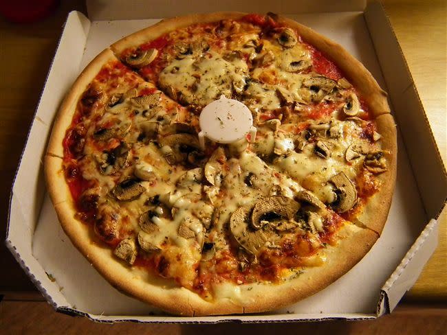 披薩中間常有個白色三腳架。(圖/翻攝自維基百科)