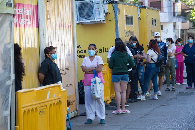 Testeos en el Hospital Santojanni ciudadanos esperan hasta 4 horas en la madrugada antes de que comiencen los testeos en el Hospital Santojanni