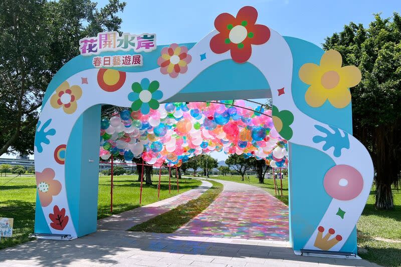 新北大都會公園打卡新景點 光影廊道迎客 即日起到6月10日在新北大都會公園有打卡新景點， 捷運三重站進大都會公園入口有「春光物語」光影廊 道，以繽紛氣球搭配燈光，營造幸福感。 （新北市高灘處提供） 中央社記者楊侃儒傳真 113年5月10日 