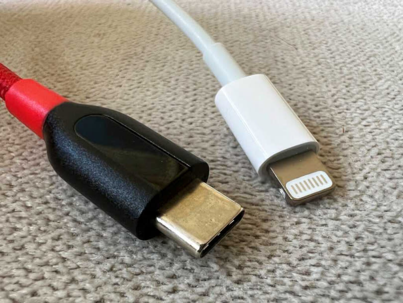 蘋果逐步將旗下產品充電孔從Lightning轉換為USB-C（左）。（圖／美聯社／達志影像）