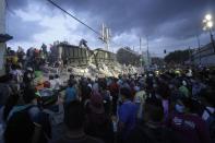 <p>CIUDAD DE MÉXICO Earthquake/Sismo-CDMX.- Decenas de personas de la comunidad civil ayudan en las tareas de remoción de escombros en algunos edificios que se derrumbaron tras el sismo de este martes 19 de septiembre de 2017 en la Ciudad de México. En la imagen se aprecia una construcción colapsada en la colonia Obrera, zona centro de esta capital. Foto: Agencia EL UNIVERSAL/Carlos Mejía/EVZ </p>