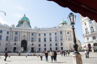 Seit Jahren immer vorn dabei: Wien. Die österreichische Stadt an der Donau ist mit ihren imposanten kaiserlichen Bauten ein Magnet für Touristen. Trotzdem fühlen sich die Einwohner wohl, trinken Latte macchiato in den zahlreichen Kaffeehäusern oder lassen sich abends in Heurigen feinen lokalen Wein schmecken. Darüber hinaus hat die Universität Wien einen hervorragenden Ruf. Platz 2.