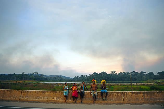 <p>Les Kayapo ont bloqué la BR-163, principale artère d'acheminement des récoltes du fertile centre-ouest du Brésil vers les ports fluviaux de l'Amazonie, exigeant davantage d'aide des autorités brésiliennes contre le coronavirus et l'arrêt des feux dans l'Amazonie. </p>