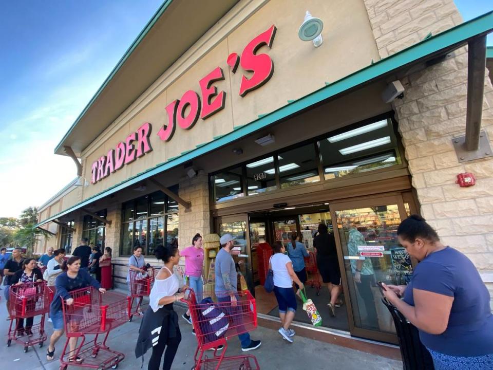 Trader Joes en 9205 S. Dixie Hwy como abrió el sábado por la mañana