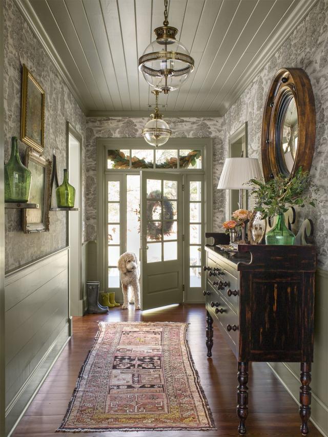 Welcome Guests with Charming Entryway Furniture & Decor