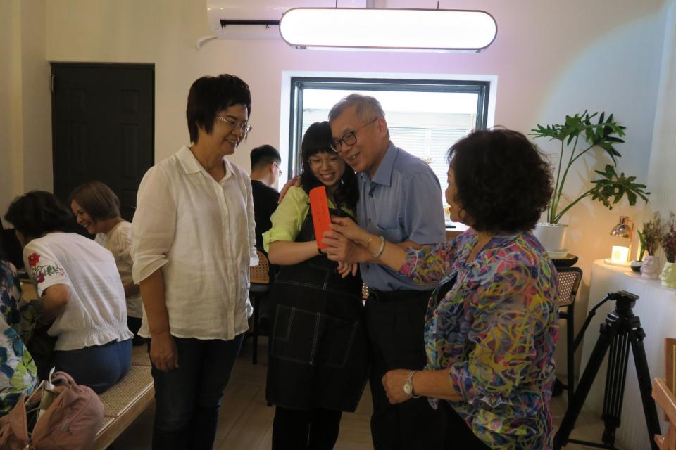 陳彥蓉咖啡店開幕，她捐1萬元給彰化醫院，立委陳素月(右一)也到場恭賀店開張。彰化醫院提供