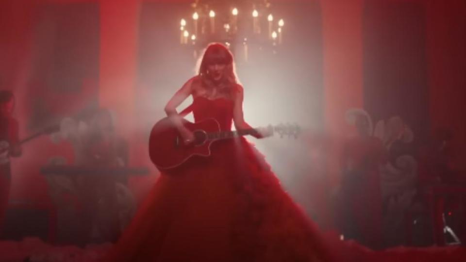 NICOLE + FELICIA為泰勒絲打造MV中的禮服。（圖／翻攝自Taylor Swift頻道）