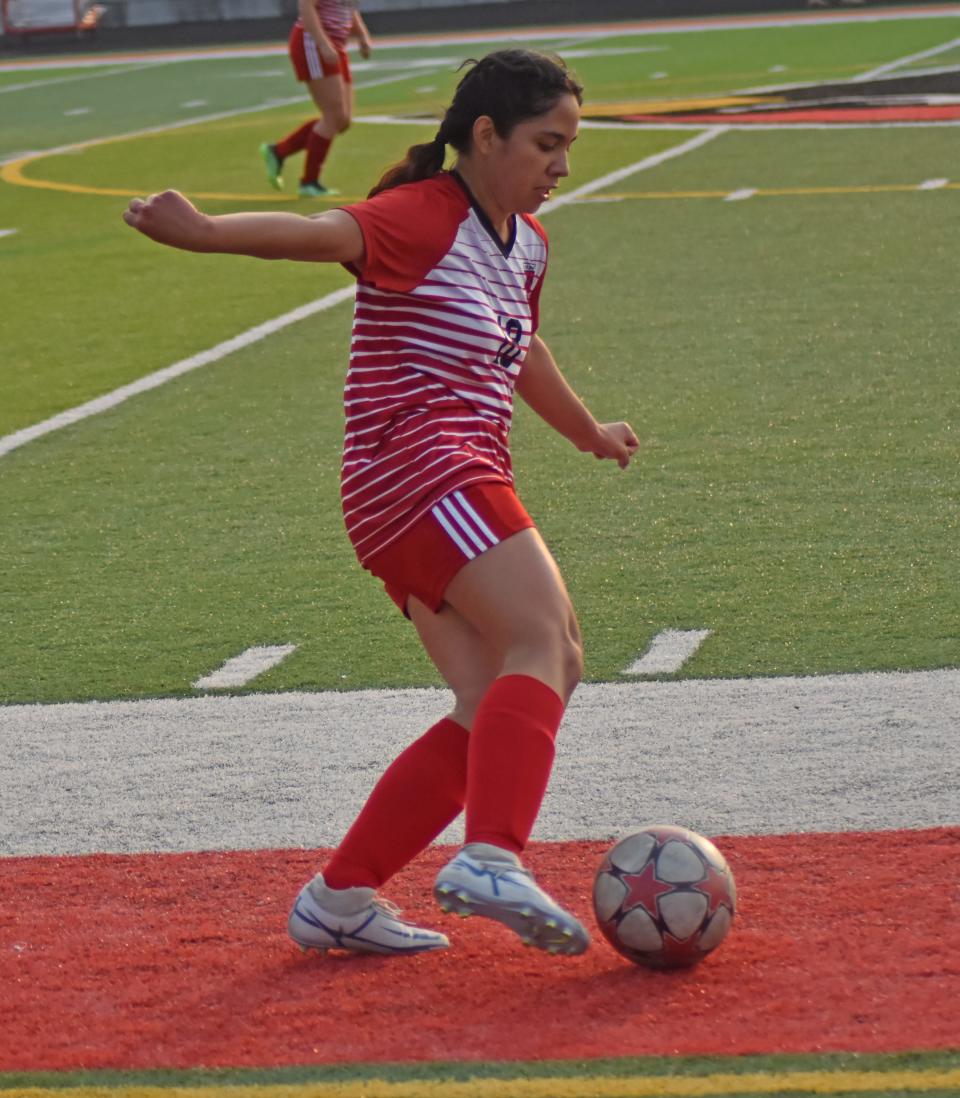 Estrella Villa (18) de Coldwater mantiene el balón en el campo de juego mientras busca poner en marcha la ofensiva el miércoles contra Lumen Christi