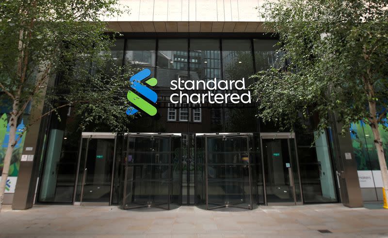 FOTO DE ARCHIVO: El logo de Standard Chartered en Londres