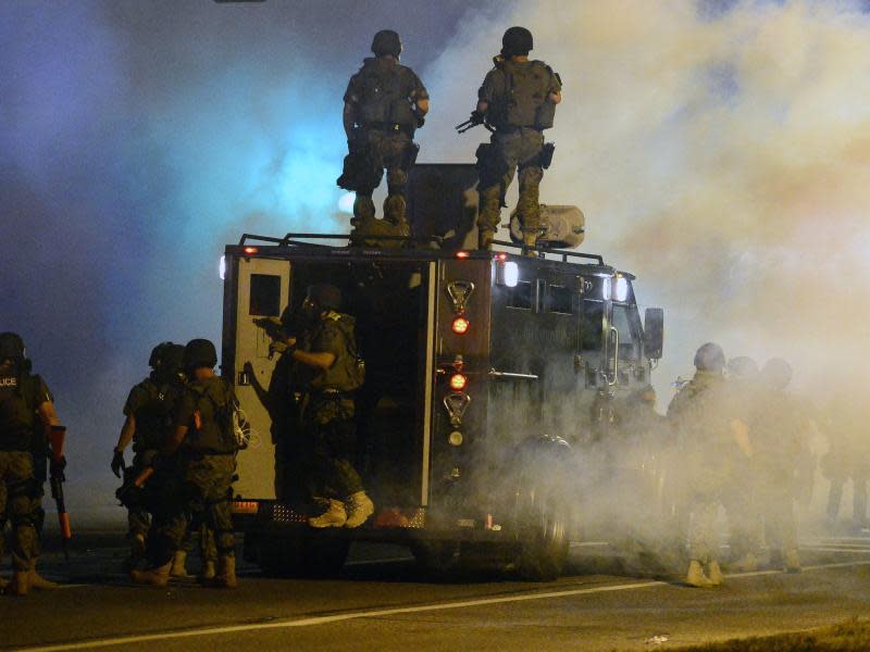Aufmarsch mit Panzerwagen und Tränengas: Polizeieinsatz in Ferguson. Foto: Larry W. Smith