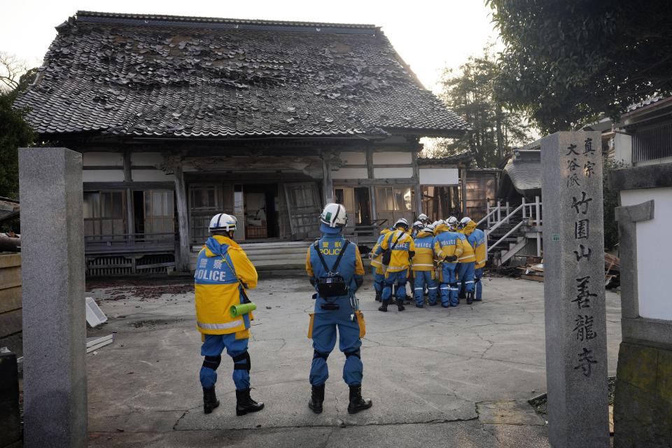 日本石川縣今年元旦發生強震後，警方進入能登半島輪島的一座寺廟建築內搜尋遇難者。 （美聯社）