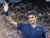 El suizo Roger Federer celebra su triunfo sobre el estadounidense Taylor Fritz en su partido de tercera ronda del Abierto de Australia el viernes 18 de enero de 2019 en Melbourne. (AP Foto/Kin Cheung)