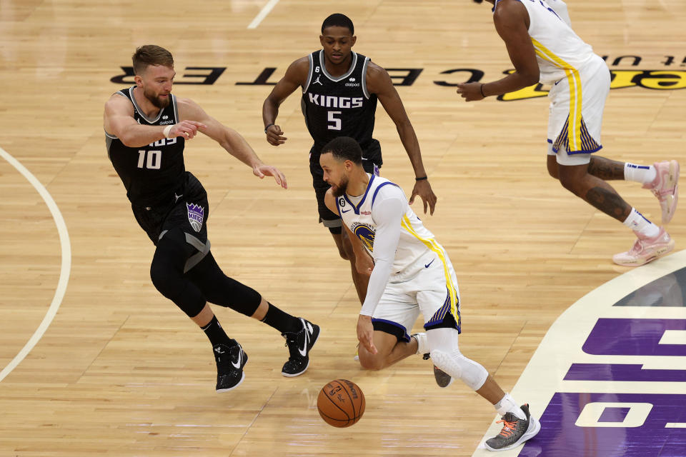 Stephen Curry（運球者）領軍的金州勇士在NBA 2022-23季後賽首輪陷入了0比2落後。（Photo by Ezra Shaw/Getty Images）