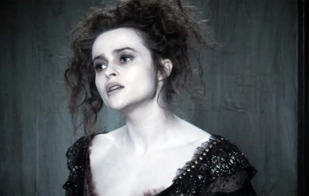 ‘Sweeney Todd’ (2007)  http://es.cine.yahoo.com/pelicula/sweeney-todd-el-barbero-diabolico-de-la-calle-fleet/  Pelo enmarañado, ojeras pronunciadas, palidez enfermiza… Exacto, otra vez Helena Bonham Carter a la órdenes de Tim Burton. Esta imagen se corresponde con el personaje de Mrs. Lovett, quien para causar más repulsión aún cocinaba unas empanadas de carne humana que hacían las delicias del barrio.  (Foto: Warner)