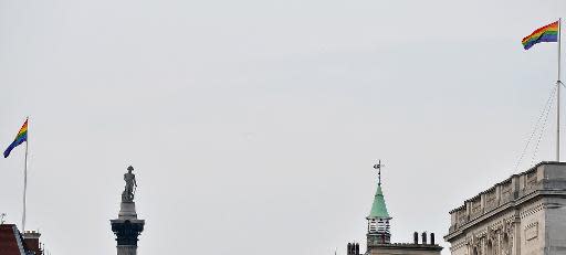 La bandera del orgullo gay flamea junto a la icónica columna de Nelson en el centro de Londres, el 28 de marzo de 2014, la víspera de la entrada en vigor de la ley que autoriza el matrimonio homosexual en Inglaterra y Gales (AFP | Ben Stansall)