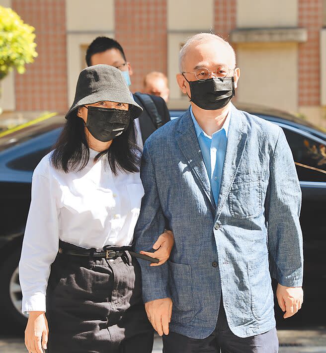 中國創新投資公司主席向心（前排右）、龔青（前排左）夫婦，被訴洗錢罪，一審2人判無罪，台灣高等法院裁定2人自5月24日起再限制出境、出海8月。（本報資料照片）