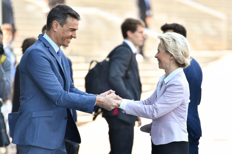 Pedro Sánchez saludando a Ursula Von der Leyen. (Foto: Pau Barrena / AFP / Getty Images).