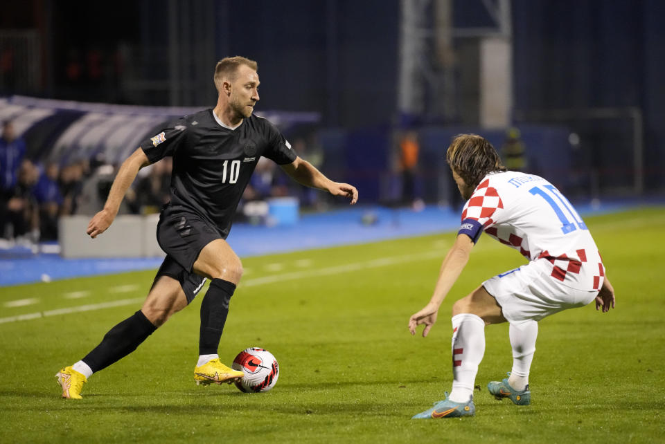 El volante danés Christian Eriksen (danés) afronta la marca del croata Luka Modric en el partido de la Liga de Naciones de Europa, el 22 de septiembre de 2022, en Zagreb, Croacia. (AP Foto/Florian Schroetter)