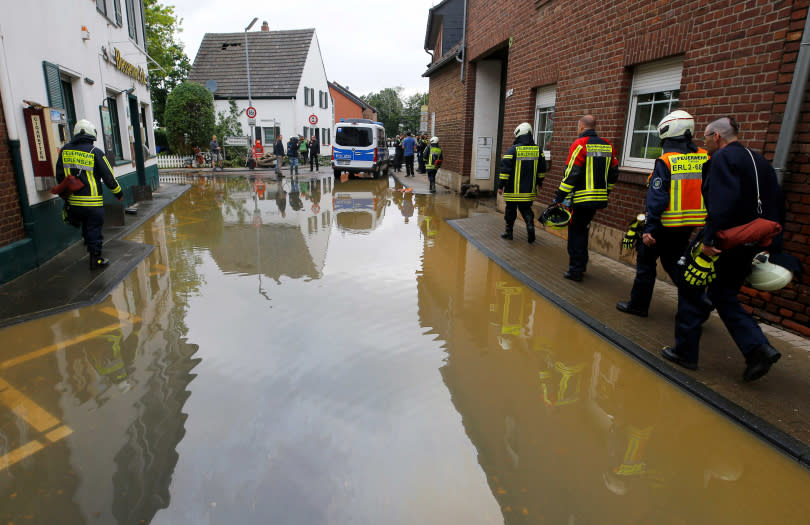 德國消防員走在被洪水淹沒的街道上。（圖／路透社）
