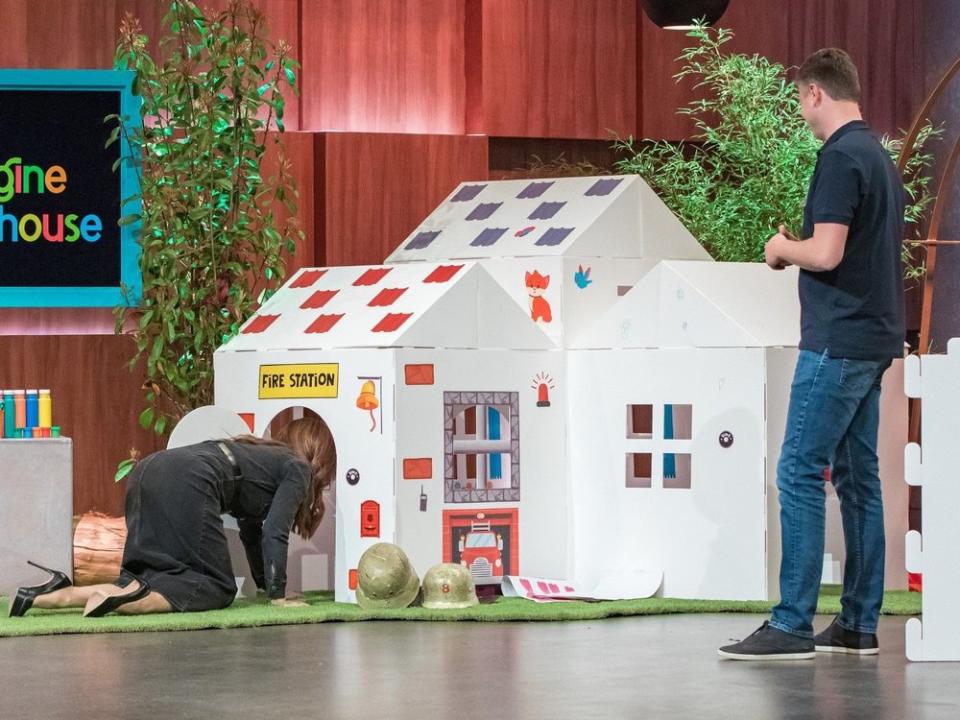 Judith Williams probiert das Spielhaus für Kinder aus. (Bild: Foto: RTL / Bernd-Michael Maurer)