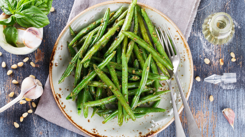 Green beans with garlic and oil