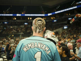 Un fan des Spurs dans la tenue du joueur français Victor Wembanyama au AT&T Center de San Antonio, le 22 juin 2023.. Photo Josh Huskin/The New York Times