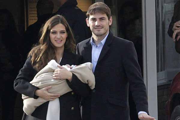 Sara Carbonero e Iker Casillas al salir del hospital junto a su hijo recién nacido