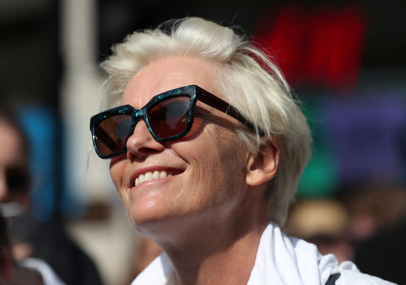 L'actrice Emma Thompson a rejoint vendredi, dans un quartier commerçant du centre de Londres, des manifestants qui ont lu des poèmes louant les richesses naturelles de la Terre, à l'occasion d'un mouvement de protestation contre l'inaction des pouvoirs publics face aux dérèglements climatiques en cours. /Photo prise le 19 avril 2019/REUTERS/Hannah McKay