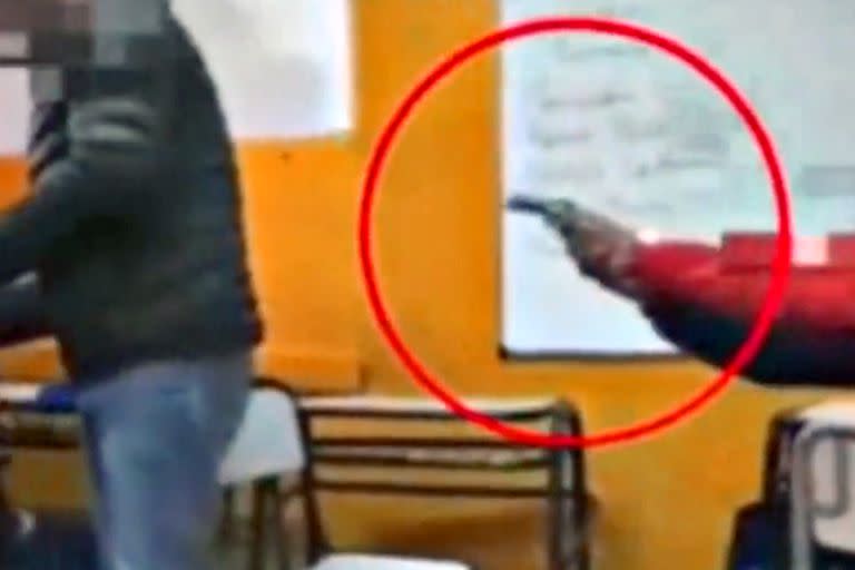 Un alumno gatilló un arma descargada tres veces contra su profesor en el aula