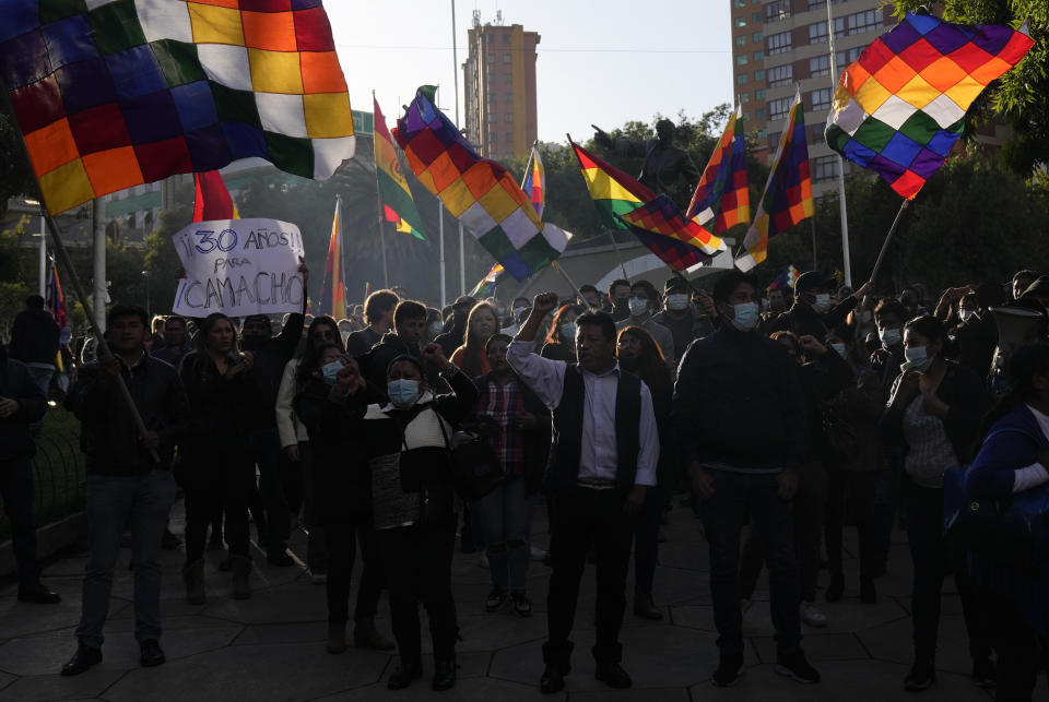 Manifestantes sostienen un cartel que reclama prisiónpara el líder opositor y gobernador de la región de Santa Cruz, Luis Fernando Camacho, durante una protesta en La Paz, Bolivia, el martes 10 de enero de 2023. (AP Foto/Juan Karita)