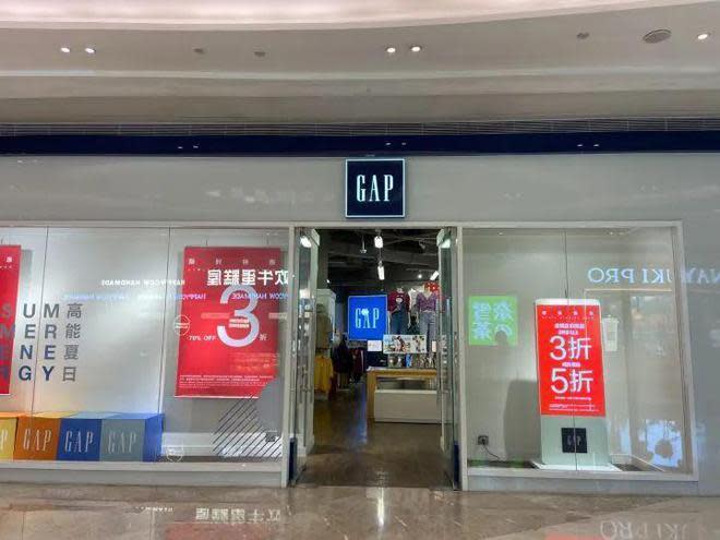 來自美國的服飾品牌GAP，日前傳出在中國大規模關店。（翻攝網易新聞）