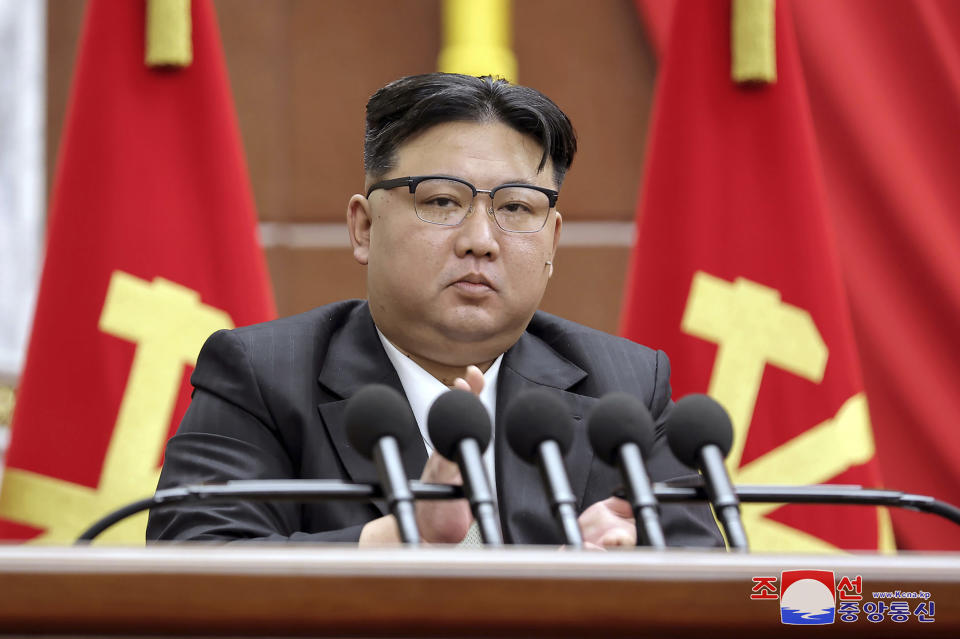 En esta imagen de archivo distribuida por el gobierno de Corea del Norte, el líder del país, Kim Jong Un, ofrece un discurso durante una reunión plenaria del gobernante Partido de los Trabajadores, celebrada entre el 26 y el 30 de diciembre de 2023, en Pyongyang, Corea del Norte. (Agencia Central de Noticias de Corea/Korea News Service via AP, archivo)