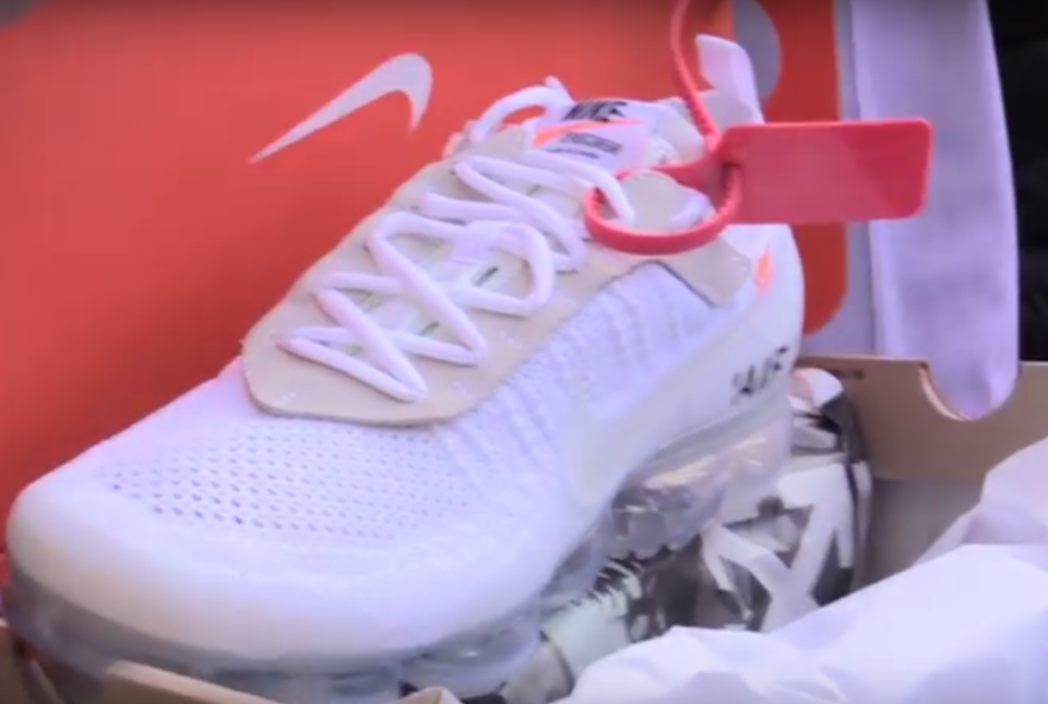 Hubo quien hizo hasta cuatro días de cola por conseguir unas Nike Vapormax Off-White que salieron a la venta en Italia este fin de semana. (Foto: Captura vídeo de La Repubblica)